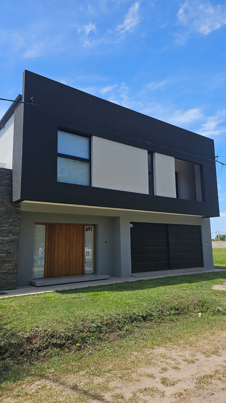 Casa moderna de dos pisos con acabado premium