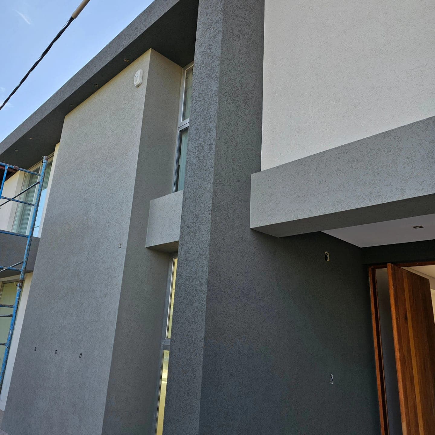 Detalle de acabado texturado en exterior